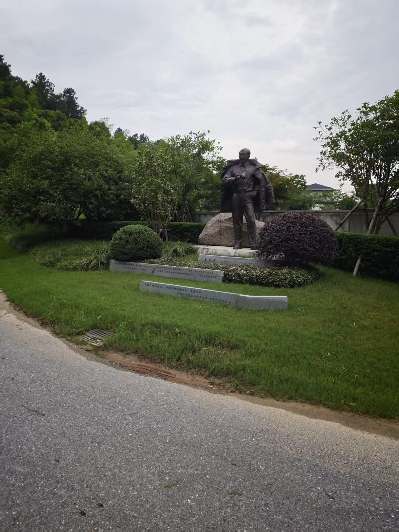 草坪上的人物雕塑群与相邻道路