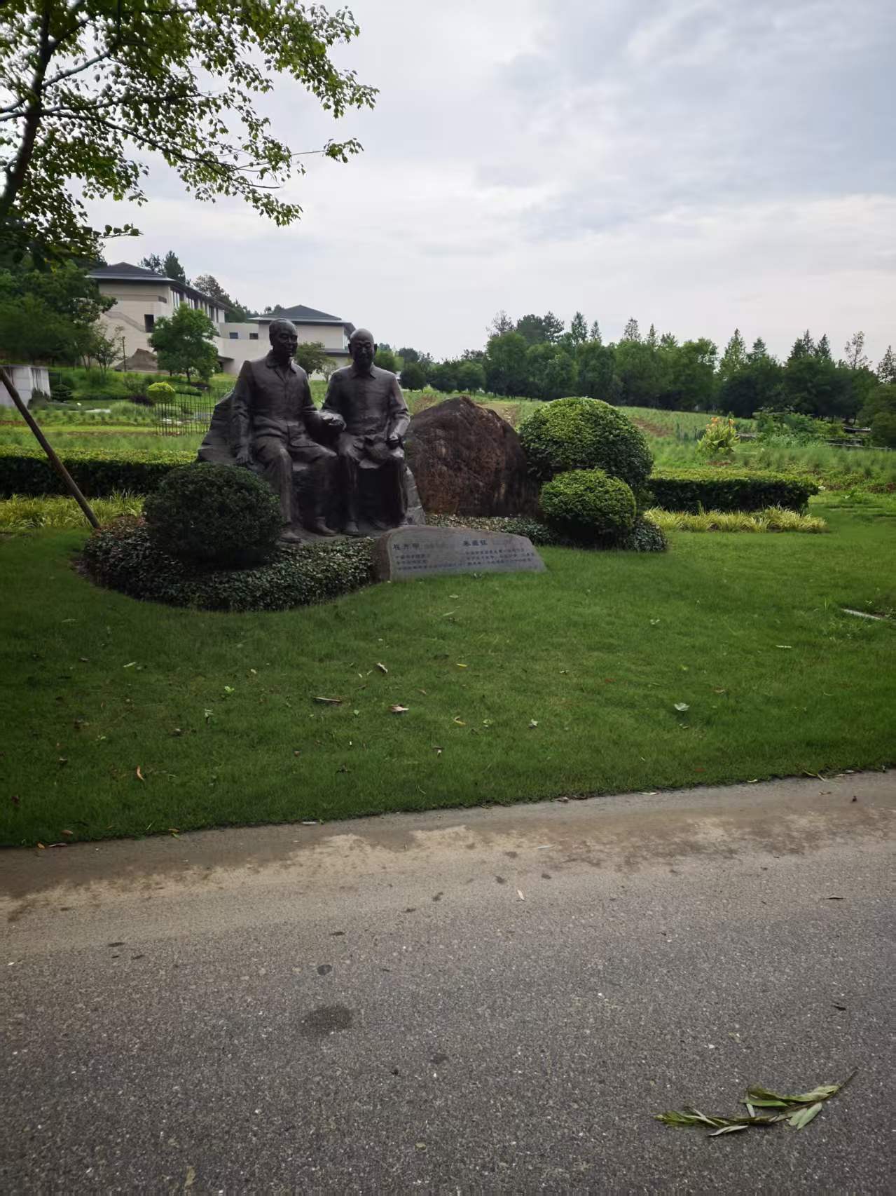 草坪上的人物雕塑群与相邻道路