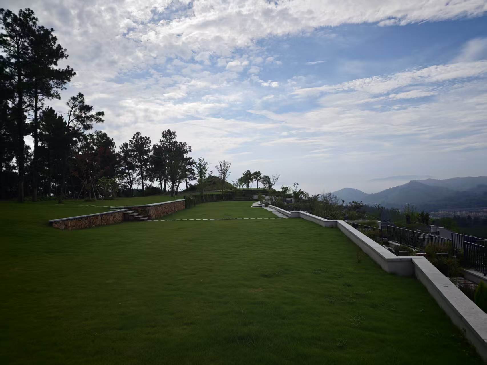 山景前的宽阔草坪与边缘步道