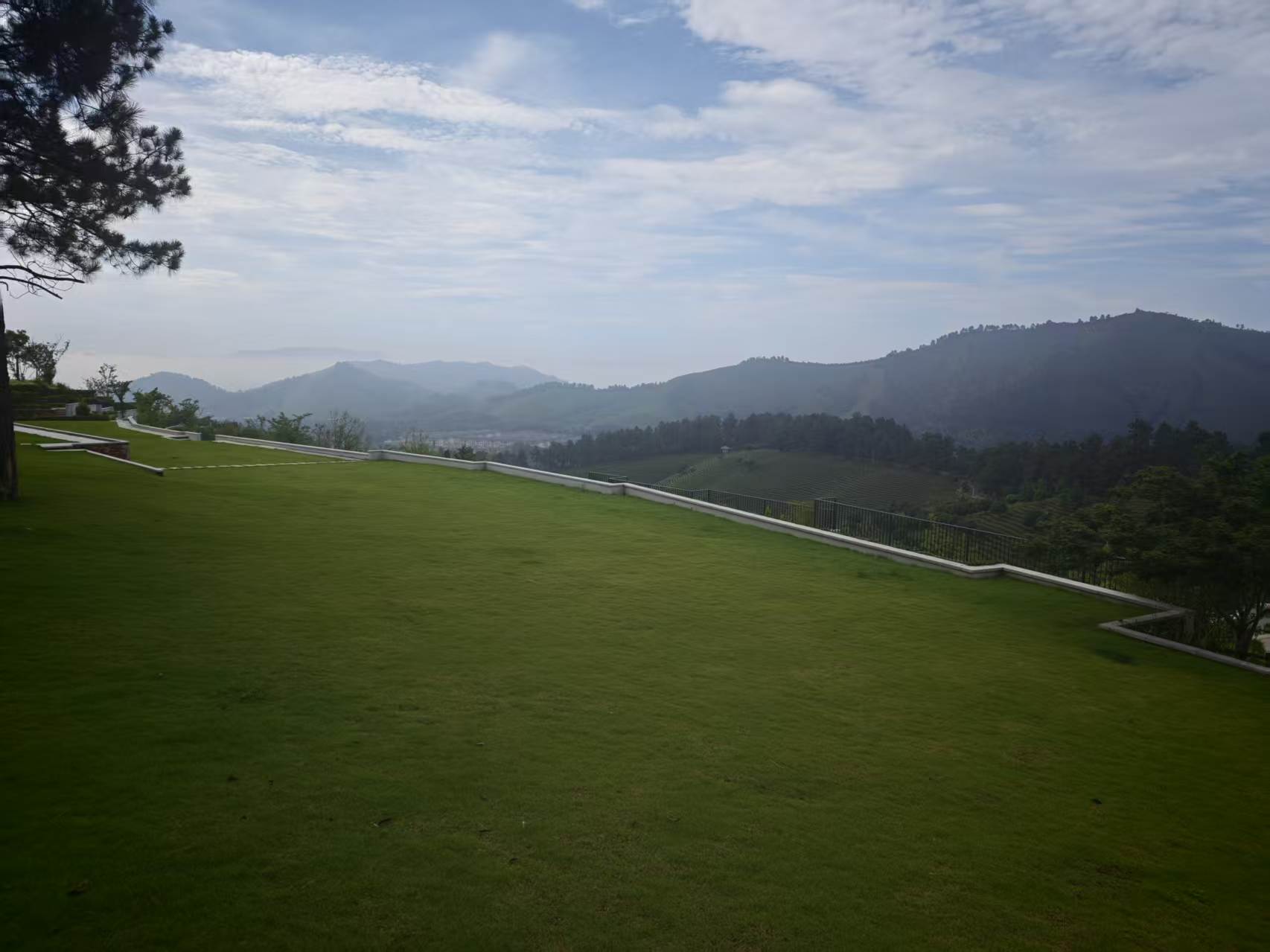 山景前的宽阔草坪与边缘步道